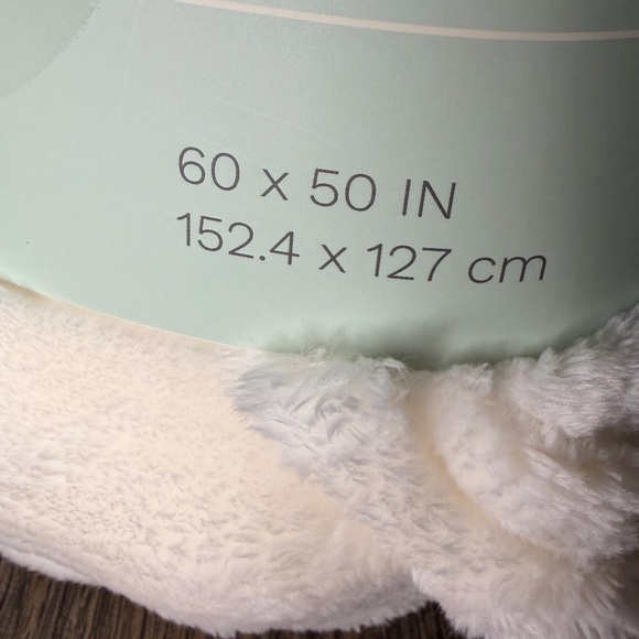 Hythe Bubble Blanket in White - Picture 2 of 3